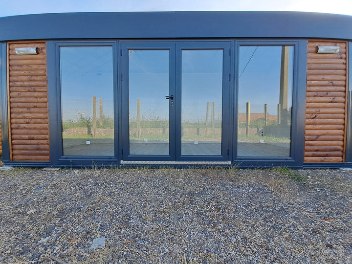 Módulo Prefabricado de 13 m2 - Revestimiento de Madera, Cubierta Plana + Fachada Acristalada